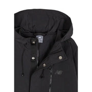 New Balance Blazer homme noir en nylon à capuche zippée, finition mate et logo gris discret sur la poitrine.