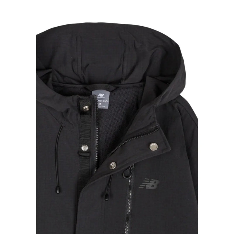 New Balance Blazer homme noir en nylon à capuche zippée, finition mate et logo gris discret sur la poitrine.