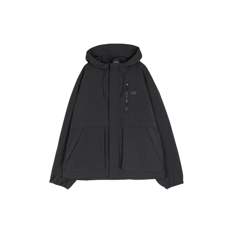 New Balance Blazer homme noir en nylon à capuche, fermeture éclair sur le devant, deux poches latérales et logo discret sur la poitrine