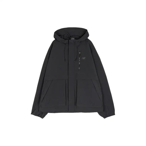 New Balance Blazer homme noir en nylon à capuche, fermeture éclair sur le devant, deux poches latérales et logo discret sur la poitrine