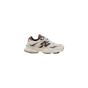 New balance Baskets en daim marron pour homme avec des détails blancs et une semelle épaisse, idéales pour un style décontracté.