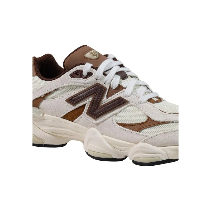 New Balance Baskets pour homme en daim marron, reprenant le design crème et marron de la 990v3 avec une semelle intermédiaire épaisse.