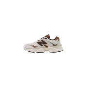 New Balance Baskets pour hommes en daim marron, de couleur crème et marron, avec une semelle épaisse à plusieurs couches.