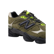 New Balance Baskets homme 990v3 en cuir suédé vert olive, semelle noire et détails jaune fluo