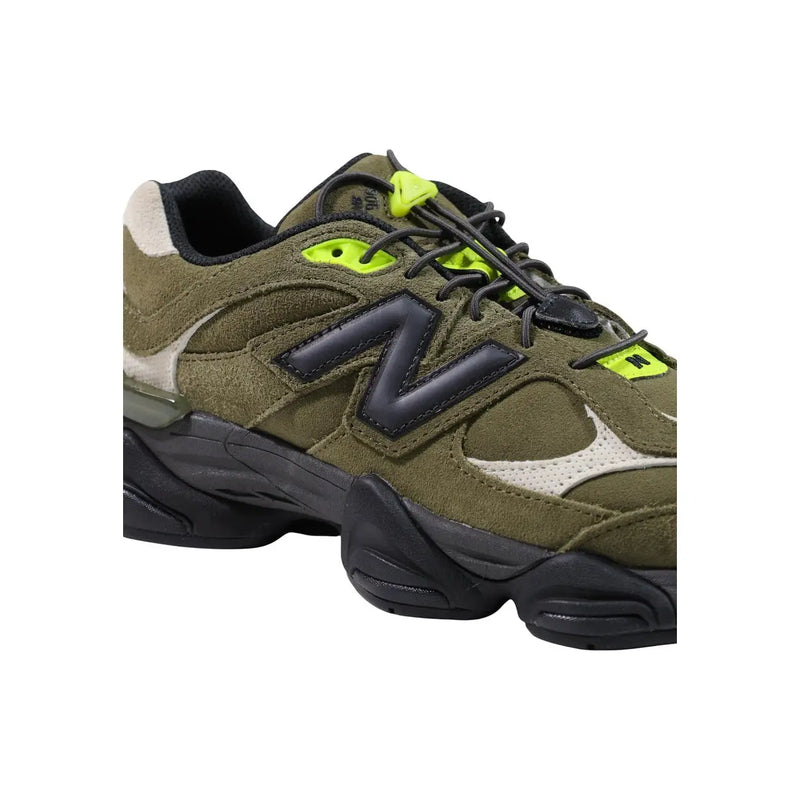 New Balance Baskets homme 990v3 en cuir suédé vert olive, semelle noire et détails jaune fluo