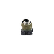 New Balance Baskets pour homme en cuir suédé vert olive avec des détails noirs et une semelle épaisse en caoutchouc