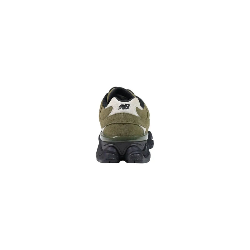 New Balance Baskets pour homme en cuir suédé vert olive avec des détails noirs et une semelle épaisse en caoutchouc