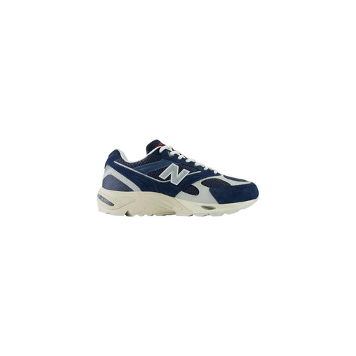 New Balance Baskets pour homme en cuir et daim gris, avec empeigne en mesh daim bleu marine et blanc et semelle intermédiaire crème, style rétro.