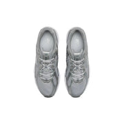 New Balance Baskets grises pour hommes avec une tige en mesh argenté et des lacets blancs, conçues comme des chaussures de course en textile
