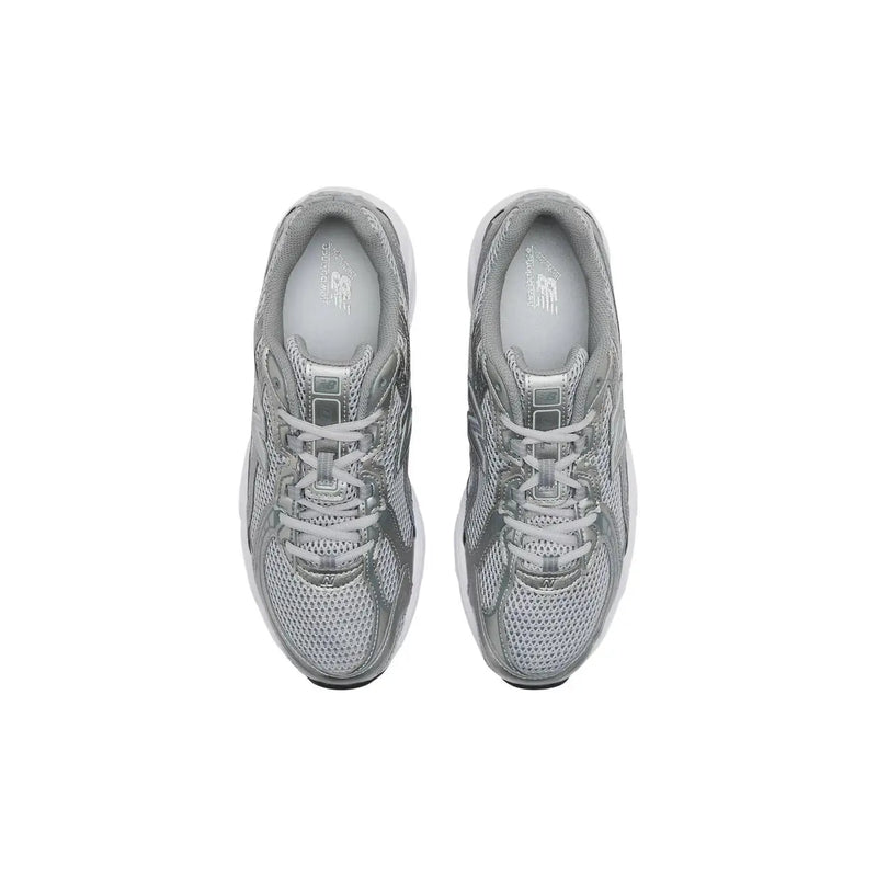 New Balance Baskets grises pour hommes avec une tige en mesh argenté et des lacets blancs, conçues comme des chaussures de course en textile