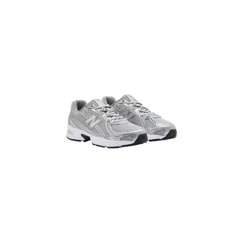 New Balance Baskets grises en textile pour homme avec maille argentée et détails blancs et noirs, conçues pour la course à pied