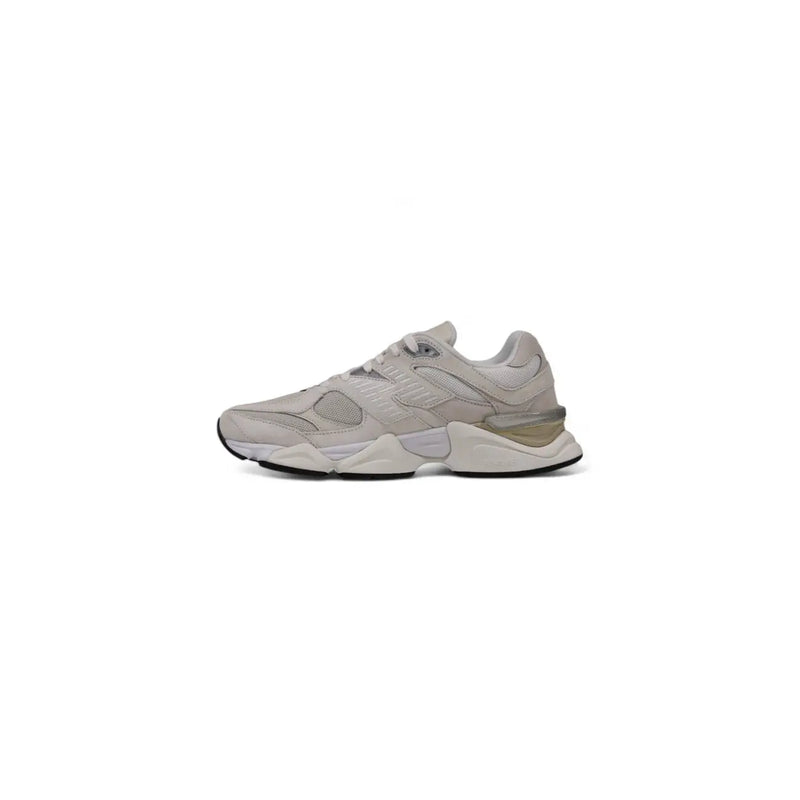 New Balance Baskets en cuir blanc pour homme, style sportif, avec une tige élégante en maille épaisse grise et daim et des détails dorés au talon.