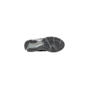New Balance Baskets homme 1906R argentées en matière synthétique, style Asics, semelle en caoutchouc texturée noire et argentée.