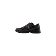 New balance Baskets pour homme noires en matière synthétique, modèle slip-on au design minimaliste et élégant, avec un logo blanc discret sur le côté.