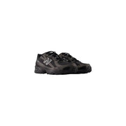 New Balance Baskets pour homme noires en matière synthétique, chaussures à enfiler au design minimaliste et élégant, rehaussées de subtils détails gris sur les côtés.