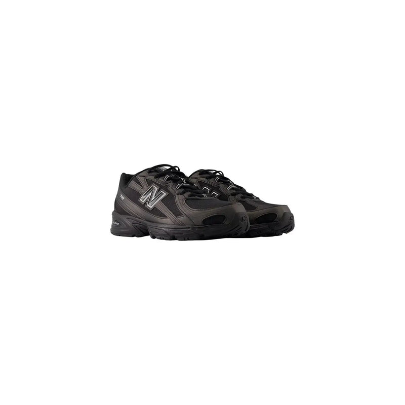 New Balance Baskets pour homme noires en matière synthétique, chaussures à enfiler au design minimaliste et élégant, rehaussées de subtils détails gris sur les côtés.