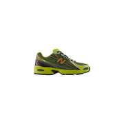 New balance Baskets pour hommes noires en synthétique, chaussures de sport avec tige en mesh vert fluo et logo orange.