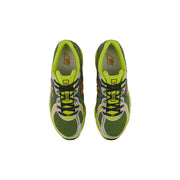 Vert néon éclatant new balance Baskets pour hommes avec lacets noirs et subtiles touches orange, fabriquées en matière synthétique.