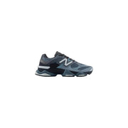 New Balance Baskets homme en daim bleu, modèle automne 990v4 avec semelle intermédiaire épaisse et multicouche, coloris gris foncé et noir.