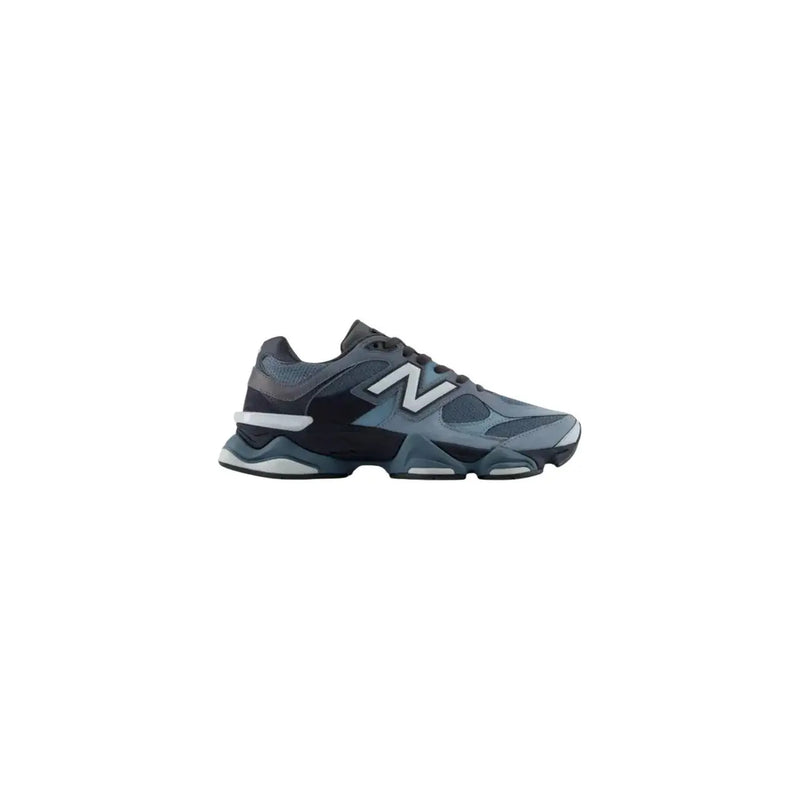 New Balance Baskets homme en daim bleu, modèle automne 990v4 avec semelle intermédiaire épaisse et multicouche, coloris gris foncé et noir.