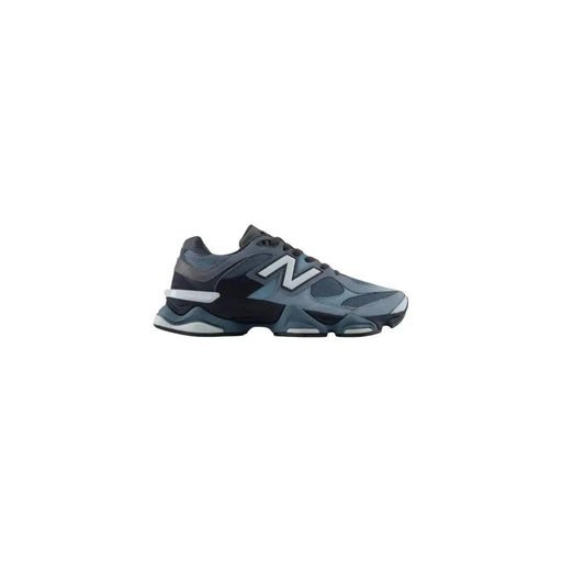New Balance Baskets homme en daim bleu, modèle automne 990v4 avec semelle intermédiaire épaisse et multicouche, coloris gris foncé et noir.