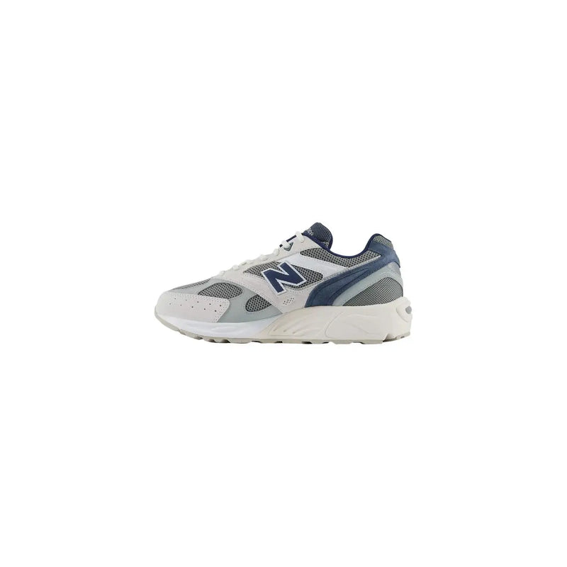 New Balance Baskets pour homme blanches et bleu marine, avec empiècements en mesh et synthétiques et détails en cuir.