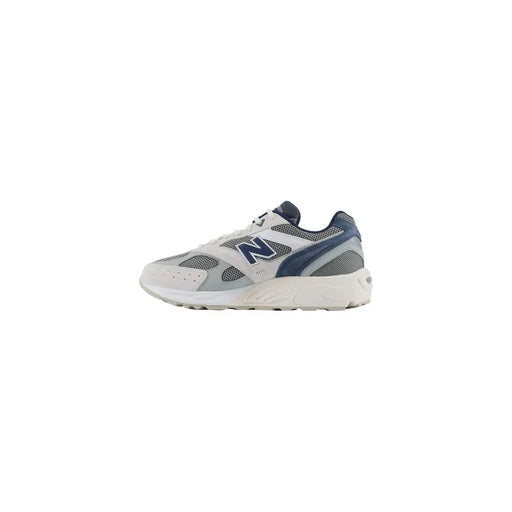 New Balance Baskets pour homme blanches et bleu marine, avec empiècements en mesh et synthétiques et détails en cuir.