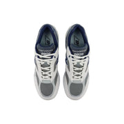 New Balance Baskets homme blanches et bleu marine avec empiècements en mesh gris et détails en daim bleu