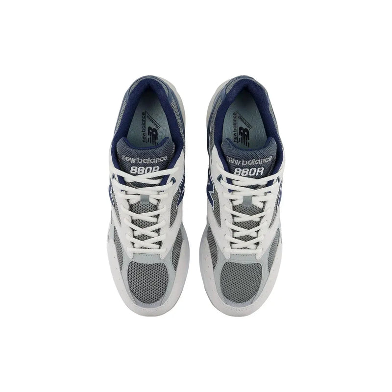 New Balance Baskets homme blanches et bleu marine avec empiècements en mesh gris et détails en daim bleu