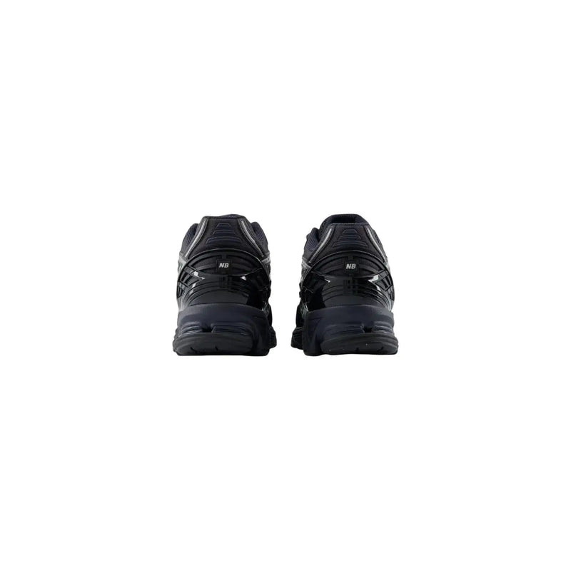 New Balance Baskets noires pour homme avec tige synthétique brillante et semelle en caoutchouc texturé pour la course à pied