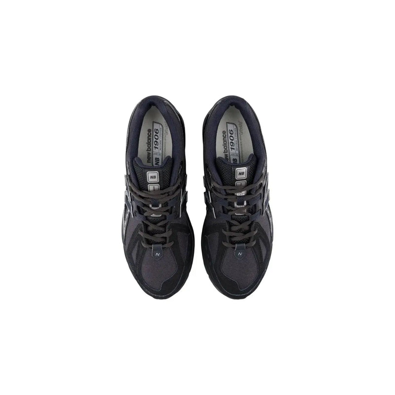Noir new balance Baskets homme 1906 avec une tige en mesh élégante et un design synthétique minimaliste dans des tons de gris.