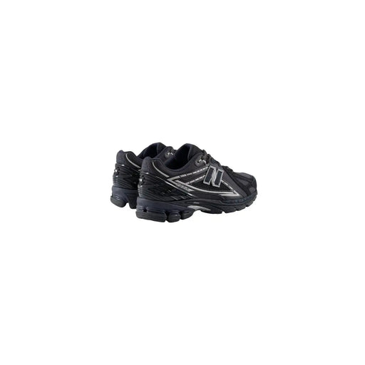 New Balance Baskets homme noires en synthétique avec détails argentés et semelle en caoutchouc texturé pour la course