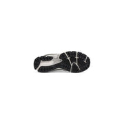 Chaussure de running Asics Gel-Nimbus 23 noire et argentée avec semelle extérieure en caoutchouc texturé, présentée avec du cuir blanc new balance Baskets homme pointure 3,5