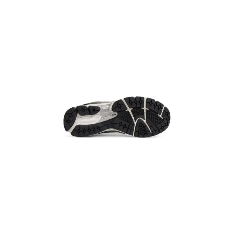 Chaussure de running Asics Gel-Nimbus 23 noire et argentée avec semelle extérieure en caoutchouc texturé, présentée avec du cuir blanc new balance Baskets homme pointure 3,5
