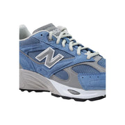New balance Baskets pour hommes en cuir et textile bleu clair avec empeigne en mesh suédé bleu et gris et semelle intermédiaire blanche épaisse