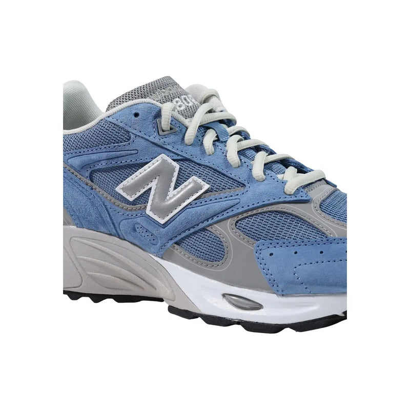 New balance Baskets pour hommes en cuir et textile bleu clair avec empeigne en mesh suédé bleu et gris et semelle intermédiaire blanche épaisse