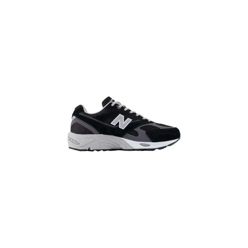 New Balance Baskets en daim gris pour homme, modèle 990v3 de running noir et gris avec semelle intermédiaire blanche.