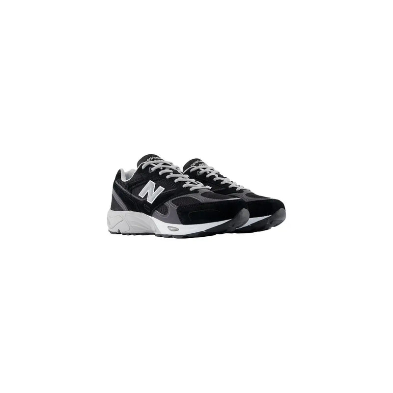 New Balance Baskets en daim gris pour homme, inspirées des chaussures de running 990v3 noires et grises, avec lacets blancs et semelle intermédiaire épaisse.