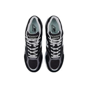 New Balance Baskets en daim gris pour homme, ornées du motif 980r noir et gris, avec lacets blancs et style athlétique classique.