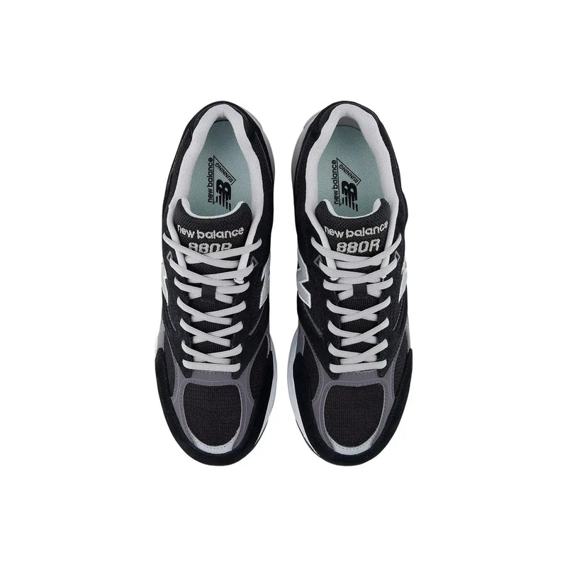 New Balance Baskets en daim gris pour homme, ornées du motif 980r noir et gris, avec lacets blancs et style athlétique classique.
