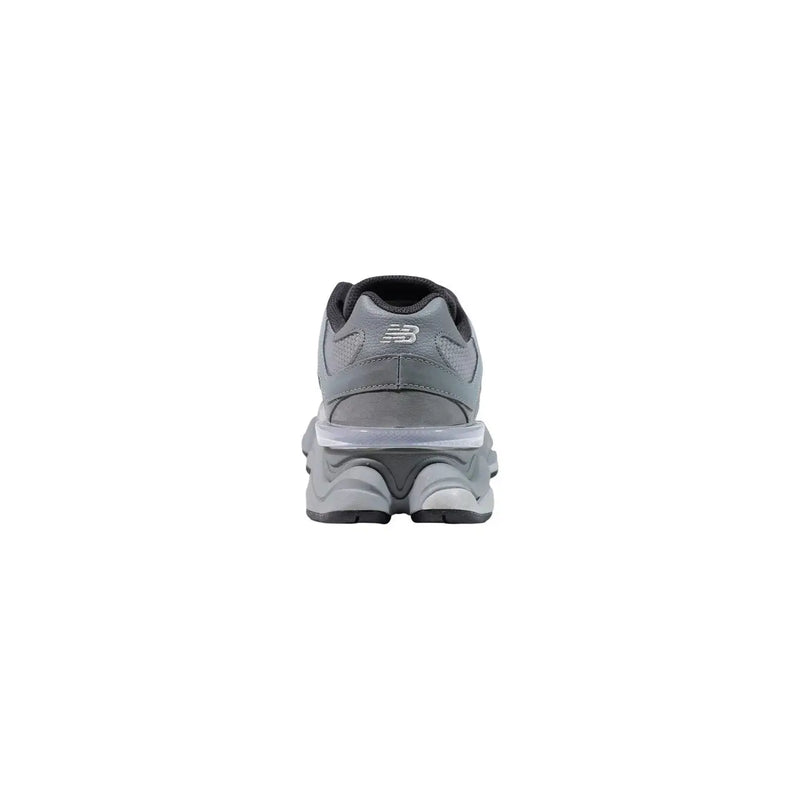 New balance Baskets en daim gris pour homme, dotées d'une tige texturée et d'une semelle intermédiaire à plusieurs couches, modèle 990v4 gris.