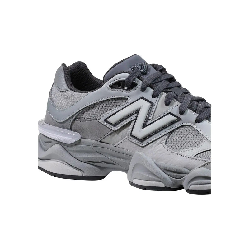 New balance Baskets en daim gris pour homme, avec empiècements en mesh gris 990v5 et synthétique, lacets et doublure de languette noirs.
