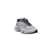 New balance Baskets homme en daim gris avec empiècements en mesh et synthétiques gris et noirs