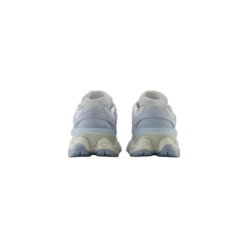 New Balance Baskets homme en daim bleu clair avec détails crème et semelle épaisse à plusieurs couches
