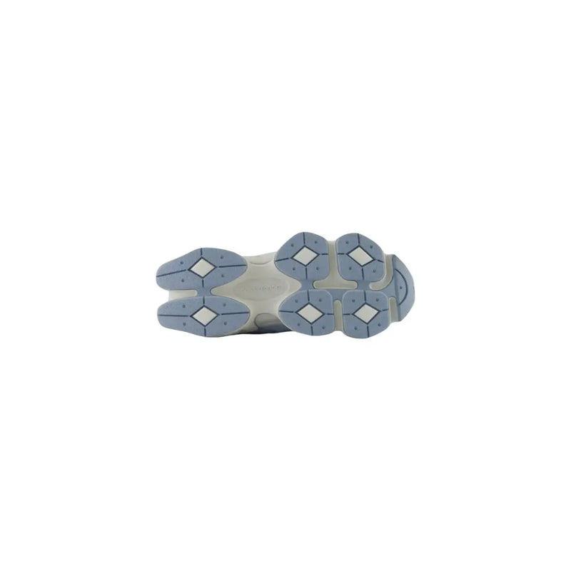 New balance Baskets en daim bleu clair pour homme, dotées d'une semelle épaisse bleu clair et blanche à motif losanges.