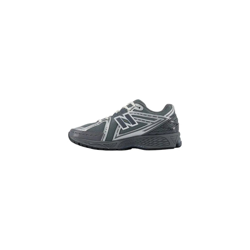 New balance Baskets synthétiques pour homme, grises à motif géométrique, avec tige en mesh gris et argenté et semelle en caoutchouc texturée.