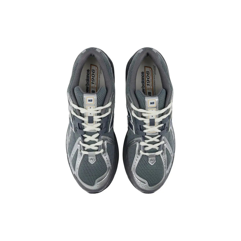 New Balance Baskets de running pour homme, synthétiques, grises à motifs géométriques, avec tige en mesh gris et argenté et lacets blancs.