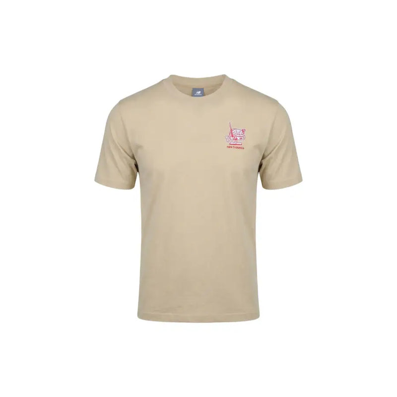 Beige New Balance hommes t-shirt avec un petit dessin animé rouge sur la poitrine gauche, en coton décontracté