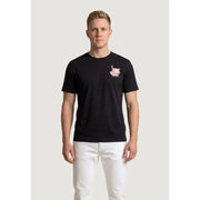 New Balance hommes t-shirt en noir à manches courtes et un petit motif rose et blanc sur la poitrine gauche