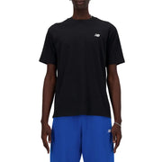 New Balance t-shirt noir à manches courtes pour homme t-shirt avec un petit logo blanc sur la poitrine, confectionné en tissu respirant